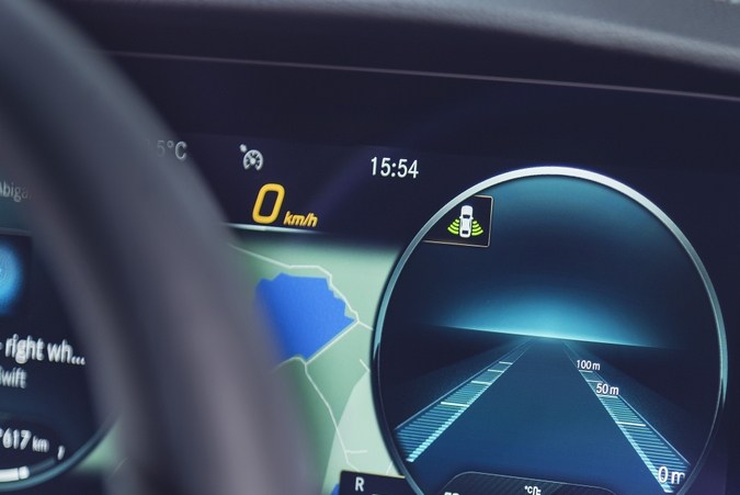 Pantalla digital de control de crucero adaptable, tecnología de conducción, asistente de conducción, pantalla del conductor, grupo de instrumentos digitales, tecnología del coche, mantenimiento del carril