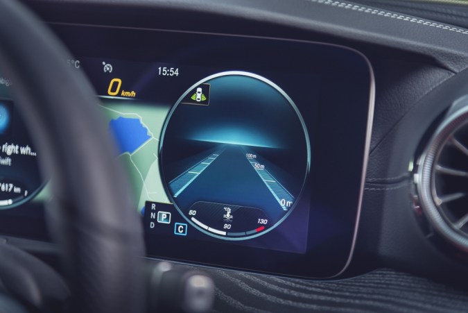 Pantalla digital de control de crucero adaptable, tecnología de conducción, asistente de conducción, pantalla del conductor, grupo de instrumentos digitales, tecnología del coche, mantenimiento del carril