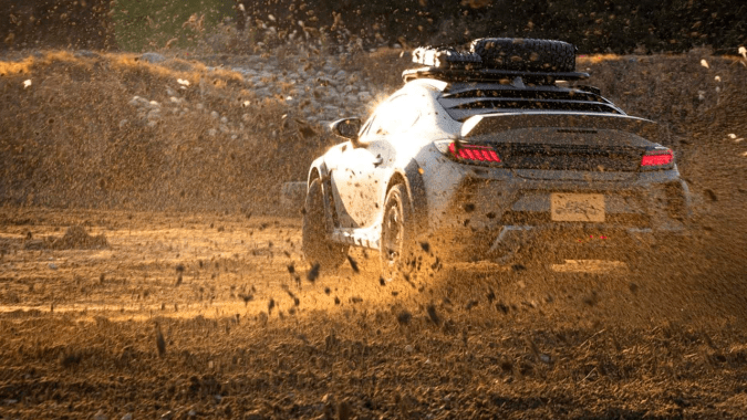 Toyota GR86 Outroad por Kuhl Racing tiene mejroas en motor.