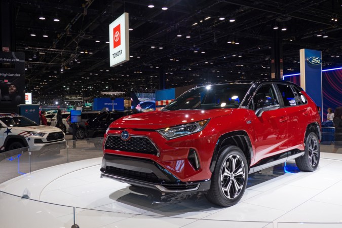 Prototipo de un nuevo Toyota Highlander Hybrid rojo expuesto en McCormick Place durante el Salón del Automóvil anual de Chicago.