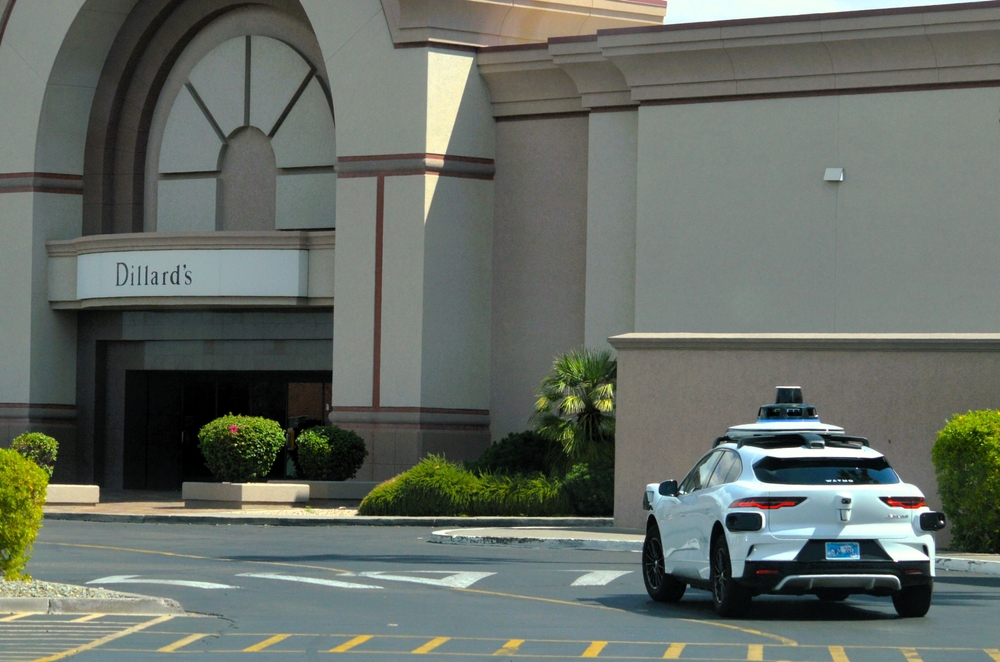 Un taxi robótico autónomo Waymo que conduce en un centro comercial minorista en Chandler, Arizona.