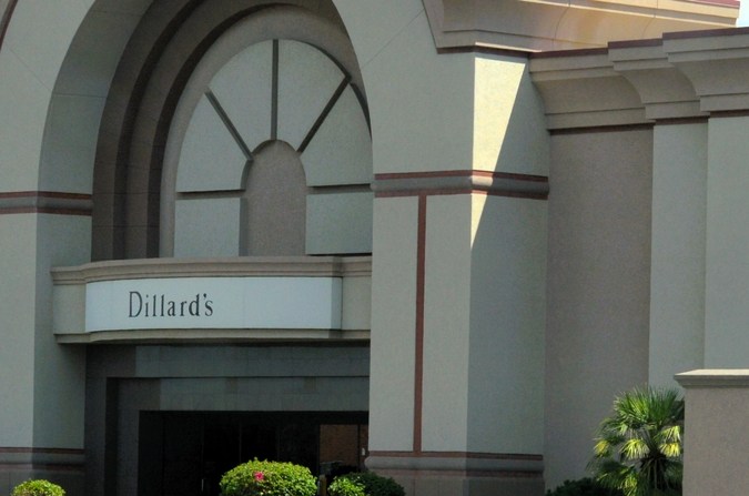 Un taxi robótico autónomo Waymo que conduce en un centro comercial minorista en Chandler, Arizona.