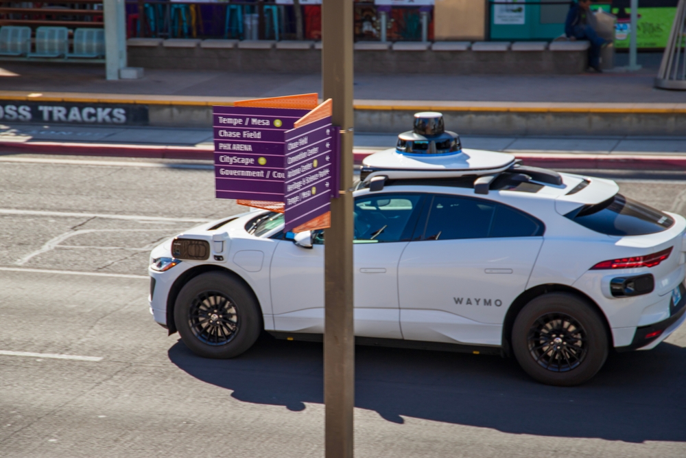 Un coche Waymo sin conductor circulando por la calle en el centro de Phoenix Arizona USA.