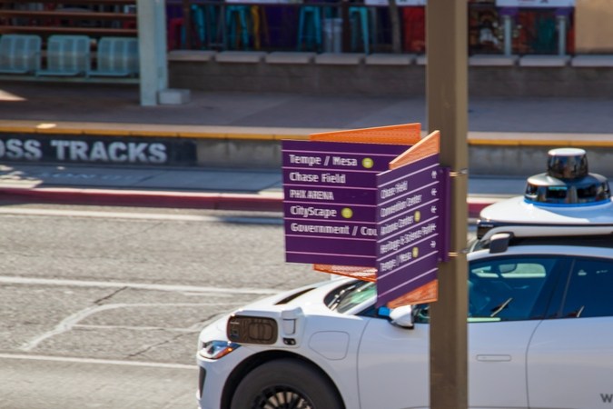 Un coche Waymo sin conductor circulando por la calle en el centro de Phoenix Arizona USA.