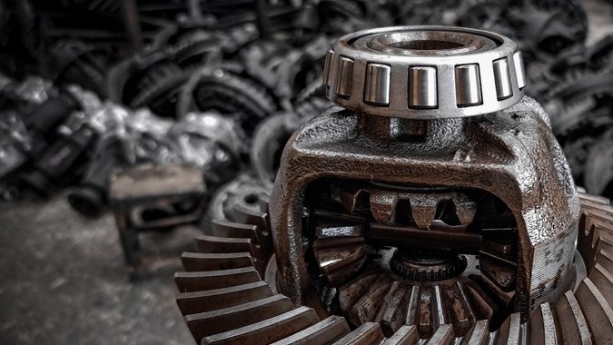 Vista de cierre de las partes diferenciales. Viejos engranajes, rodamientos y dientes de cerdo están en la fábrica para autos, camiones, servicio,