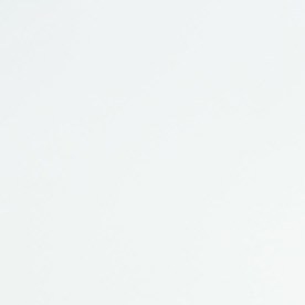 Vista de cerca de un conductor con guantes mientras agarra el volante de un Jeep. El salpicadero y el velocímetro son visibles, mostrando una aventura todoterreno de alta velocidad