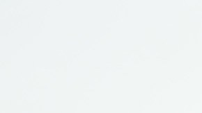 Vista de cerca de un conductor con guantes mientras agarra el volante de un Jeep. El salpicadero y el velocímetro son visibles, mostrando una aventura todoterreno de alta velocidad