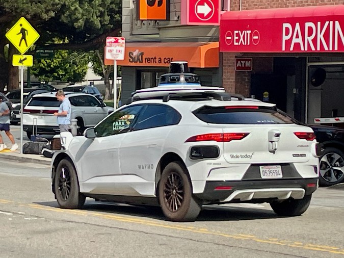 Waymo tiene miles de vehículos de conducción autónoma.