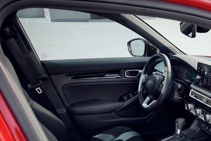 Interior del Honda Civic Sedan Sport Touring Hybrid color rojo