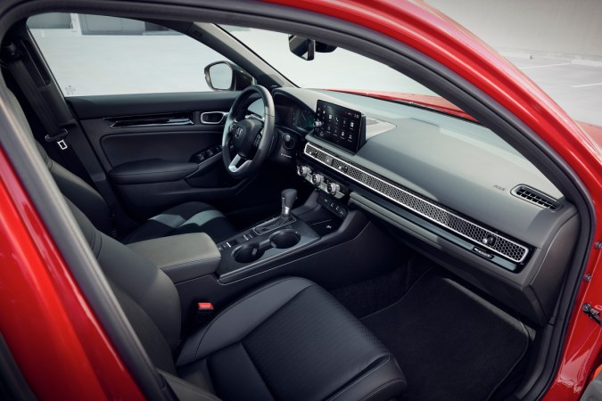 Interior del Honda Civic Sedan Sport Touring Hybrid color rojo