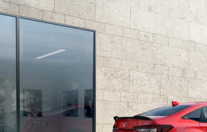 Vista trasera Honda Civic Sedan Sport Touring Hybrid 2025 rojo, diseño deportivo moderno.