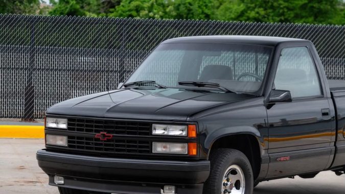 Chevrolet 454 SS 1993 roja muscle truck, motor V8 7.4L 230 HP torque brutal, pickup deportiva icónica de los 90.