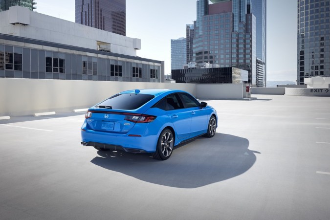 Vista lateral Honda Civic Sedan Sport Touring Hybrid 2025 azul, híbrido urbano elegante.