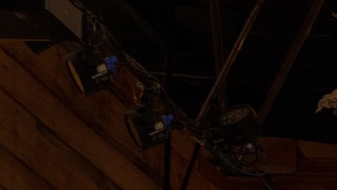 Dos Dodge Hornet 2025 en colores amarillo y azul, estacionados en un garaje rústico con ambiente cervecero.