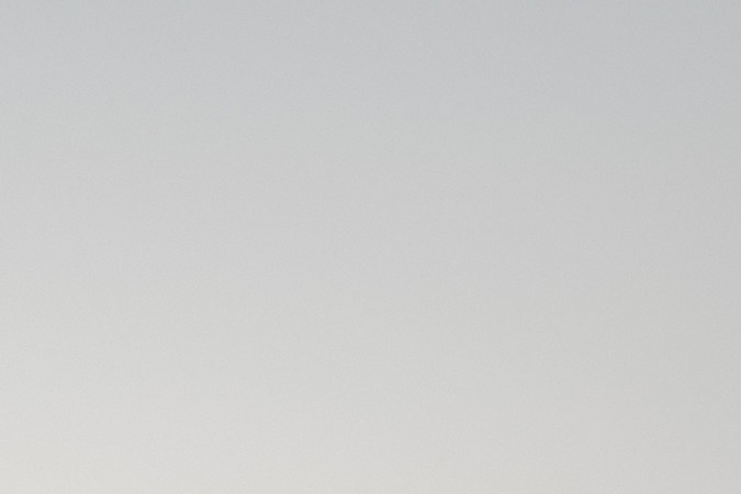 Hyundai Palisade 2025 negro en movimiento por desierto, SUV familiar tres filas potente con rines grandes y diseño robusto.