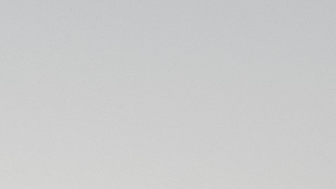 Hyundai Palisade 2025 negro en movimiento por desierto, SUV familiar tres filas potente con rines grandes y diseño robusto.