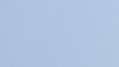 Chrysler Pacifica 2026 blanca vista trasera en paisaje verde, monovolumen espacioso con rines deportivos