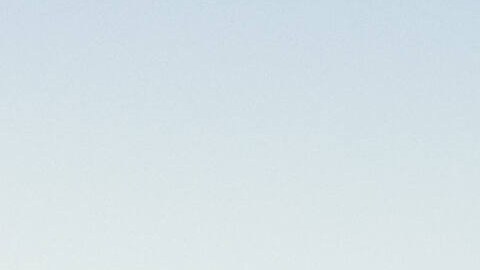 Línea completa Kia Niro 2026 híbrido y EV en paisaje montañoso, vistas frontal y lateral