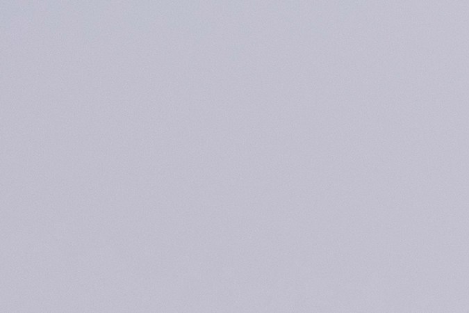 Hyundai Santa Fe 2026 Calligraphy gris en carretera boscosa, SUV mediano premium con diseño robusto y ruedas off-road.