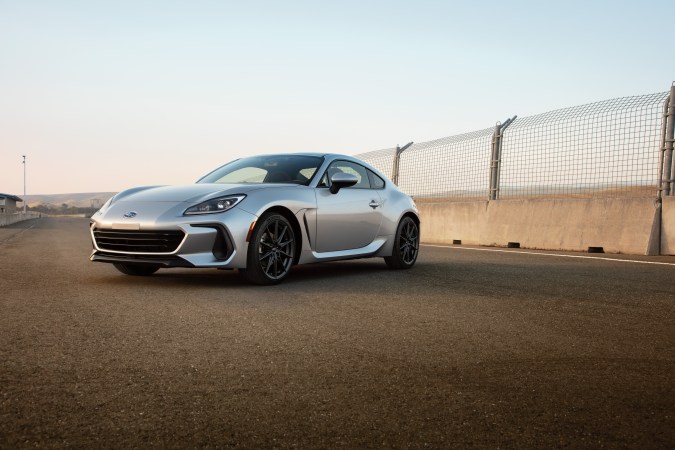 Subaru BRZ 2026 plateado en circuito vacío, deportivo compacto japonés, ideal para quienes buscan coche deportivo asequible y divertido de conducir.