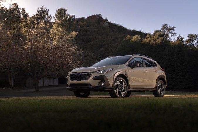 Subaru Crosstrek Hybrid 2026 beige, SUV aventurero en paisaje montañoso al atardecer, tracción integral robusta.