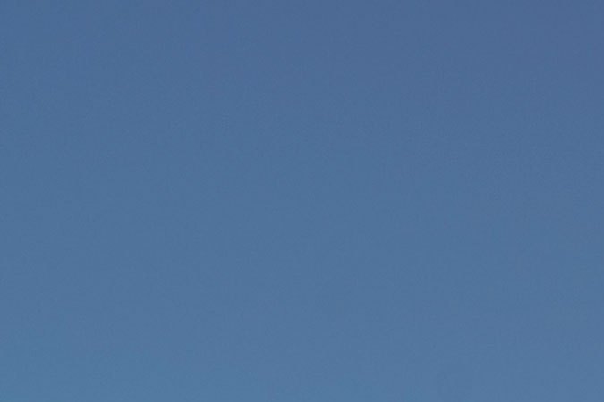 Subaru WRX 2026 Series Yellow en pista, sedán deportivo amarillo con kit aerodinámico y manejo deportivo en curva cerrada de circuito.