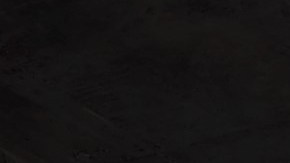 Toyota Crown 2026 plateado, vista trasera en estacionamiento moderno, auto híbrido fiable y duradero para uso prolongado.