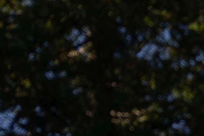 Subaru Outback 2026 gris junto a casa moderna, wagon adventure AWD con techo panorámico y rines deportivos premium.