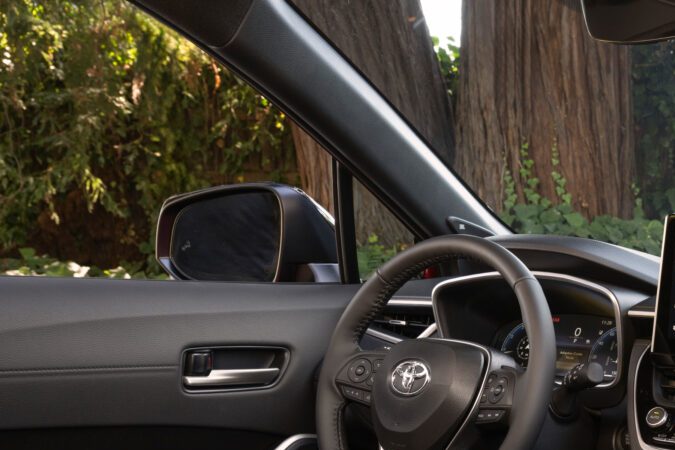 Interior Toyota Corolla Cross XLE AWD 2026 con pantalla táctil, SUV Toyota 2026 tecnología avanzada y acabados premium.