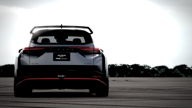 Nissan Aura NISMO RS Concept tiene una parte trasera con mucha aerodinámica.