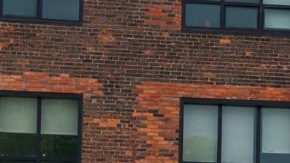 Chevy Bolt 2027 hatchback eléctrico en entorno urbano, diseño accesible y eficiente