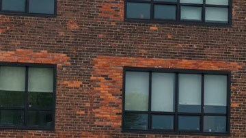 Chevy Bolt 2027 hatchback eléctrico en entorno urbano, diseño accesible y eficiente