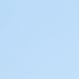 Sedán Chevrolet Malibu blanco circulando en ciudad, auto familiar amplio y cómodo, ideal para carretera y uso diario con diseño elegante.