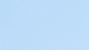 Sedán Chevrolet Malibu blanco circulando en ciudad, auto familiar amplio y cómodo, ideal para carretera y uso diario con diseño elegante.