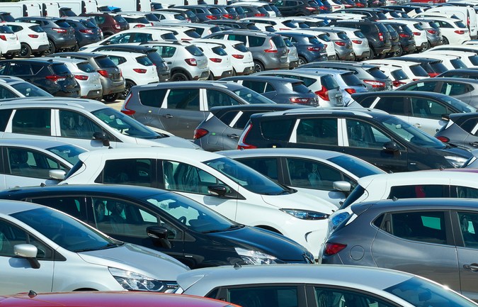 Nuevos coches Renault, Nissan y Dacia aparcados en el centro de distribución