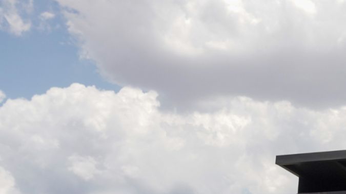 Porsche 911 GT3 negro reluciente exhibido en showroom Porsche con piso geométrico y logos en Bogotá, Colombia.