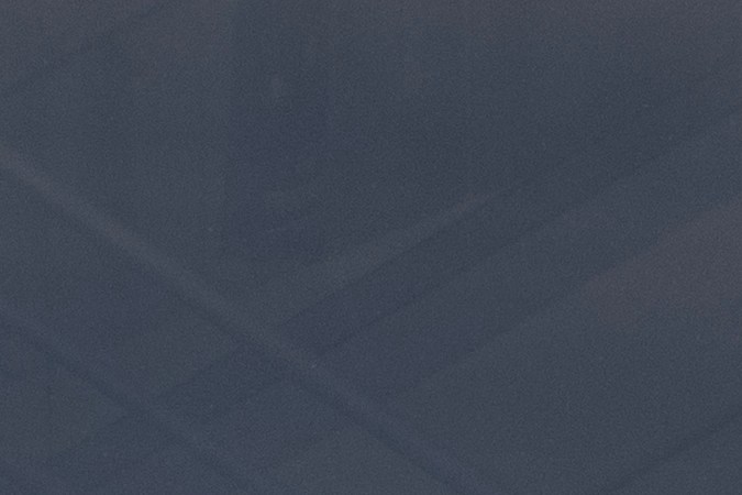 Ford Escape Base Hybrid SUV en un cargador de EV. Ford ofrece el Escape con un motor PHEV de 4 cilindros y 2.5L.