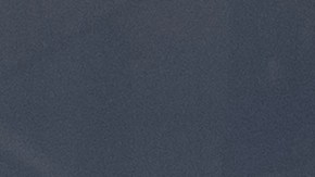 Ford Escape Base Hybrid SUV en un cargador de EV. Ford ofrece el Escape con un motor PHEV de 4 cilindros y 2.5L.