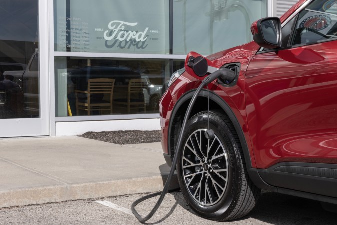 Ford Escape Base Hybrid SUV en un cargador de EV. Ford ofrece el Escape con un motor PHEV de 4 cilindros y 2.5L.