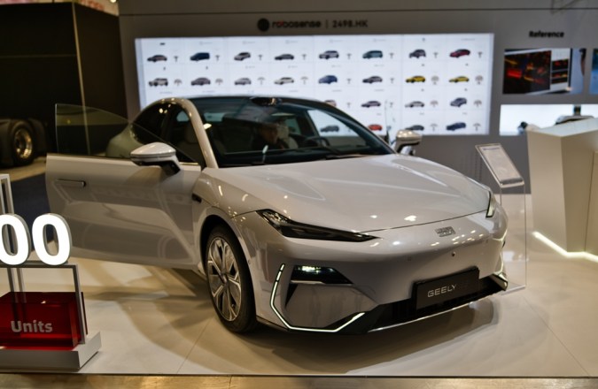 En exhibición en el stand de Geely de CES 2025: el Geely Galaxy E8 EV.