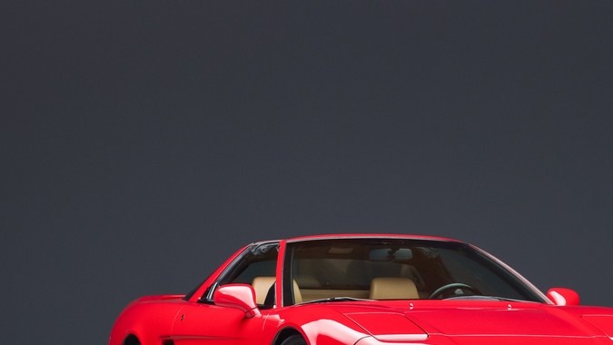 Acura NSX en rojo estacionado mostrando la parte delantera del auto
