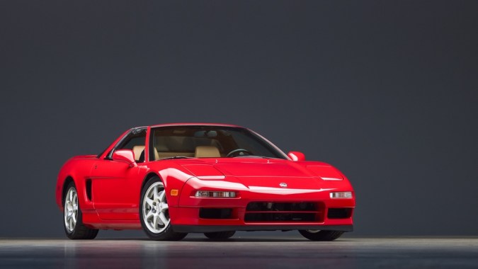 Acura NSX en rojo estacionado mostrando la parte delantera del auto