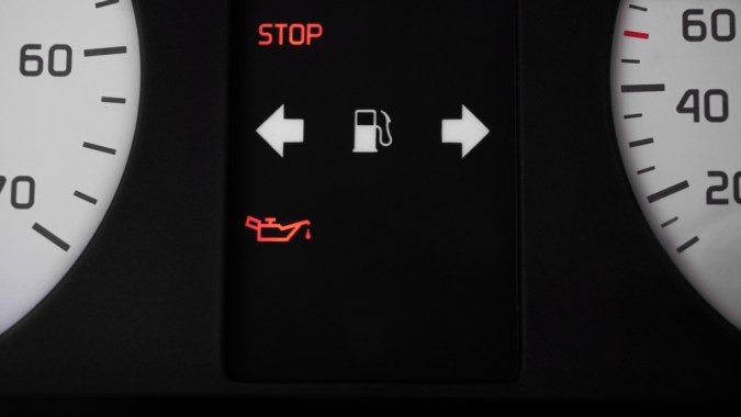Panel de instrumentos del carro con las luces de stop encendidas