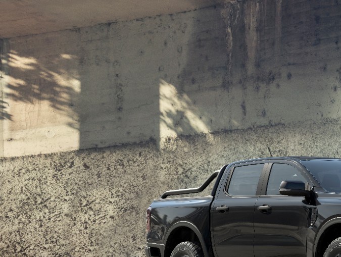 Ford Ranger Black Edition negra estacionada en ciudad, pick-up mediana moderna, ideal como Ford Ranger usada confiable para uso urbano y trabajo.