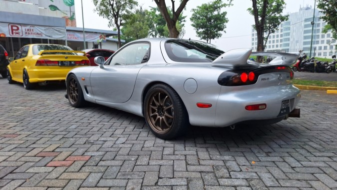 Mazda RX-7 plateado para la vista pública en la reunión del automóvil