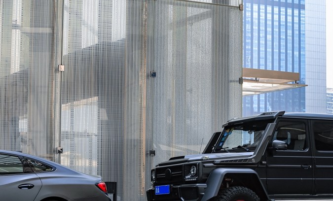 Un Mansory negro modificado 6×6 Mercedes-benz AMG G63 SUV está estacionado en la calle