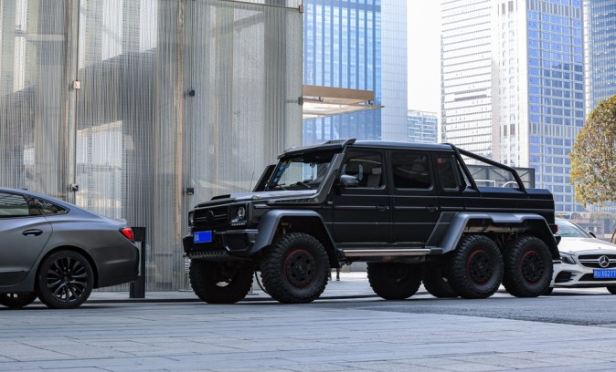Un Mansory negro modificado 6×6 Mercedes-benz AMG G63 SUV está estacionado en la calle