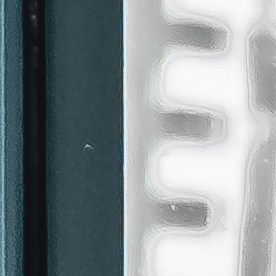 Vista frontal a través del vidrio de la pantalla de un lujoso SUV Mitsubishi Motors Montero Sport blanco exhibido en una sala de exposición de concesionarios Abu Dhabi UAE