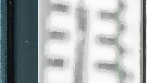 Vista frontal a través del vidrio de la pantalla de un lujoso SUV Mitsubishi Motors Montero Sport blanco exhibido en una sala de exposición de concesionarios Abu Dhabi UAE