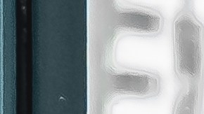 Vista frontal a través del vidrio de la pantalla de un lujoso SUV Mitsubishi Motors Montero Sport blanco exhibido en una sala de exposición de concesionarios Abu Dhabi UAE